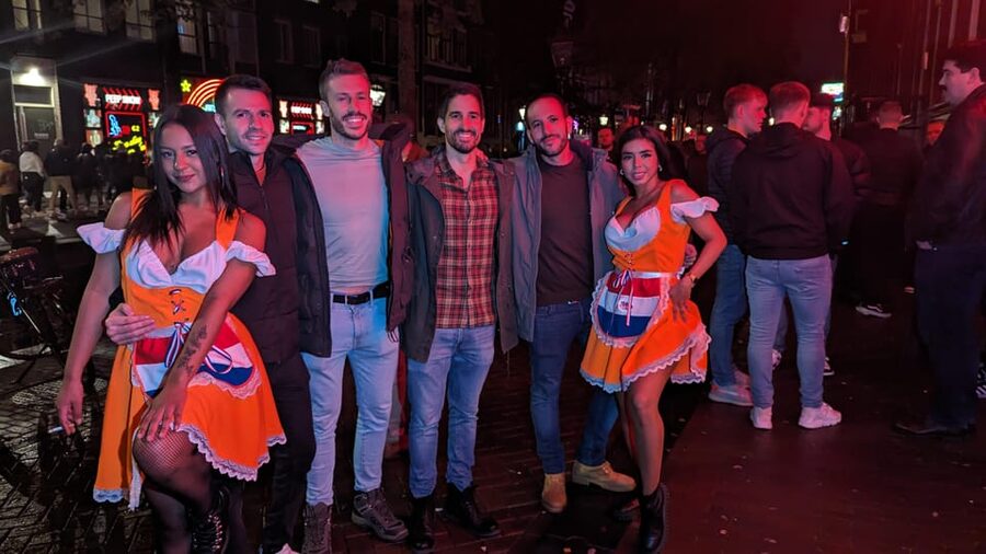 Private Red Light Tour City Center with Beer Maid Guide - Should you book this Red Light Tour with a beer maid guide?