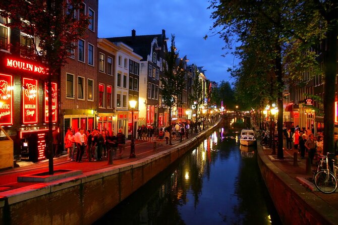 Red Light District Primetime Private Tour for 18+ Only - Guide power: why private beats reading the signs
