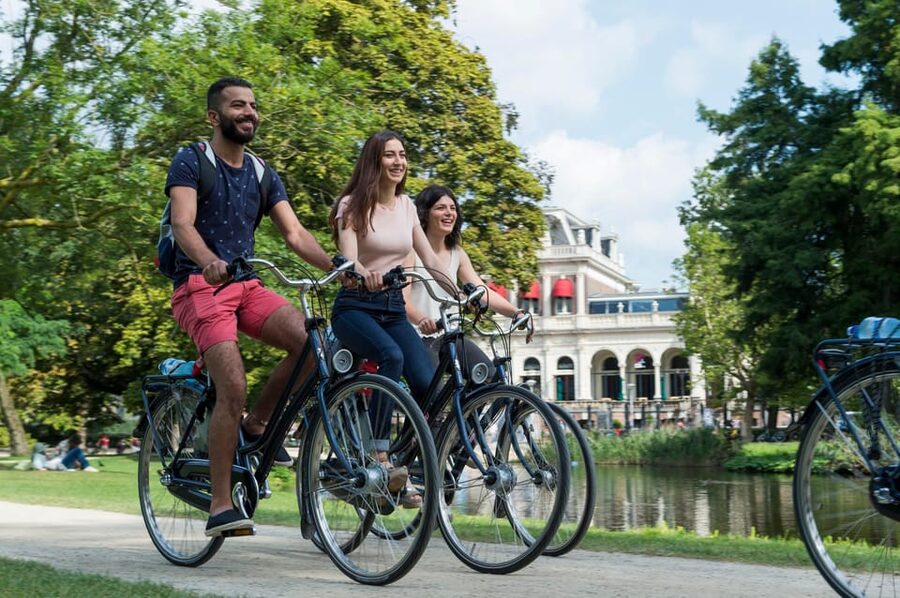 Rent a bike in Amsterdam | 1, 2, 3+ hours - Navigating narrow streets: turning a “I’m nervous” ride into a calm one