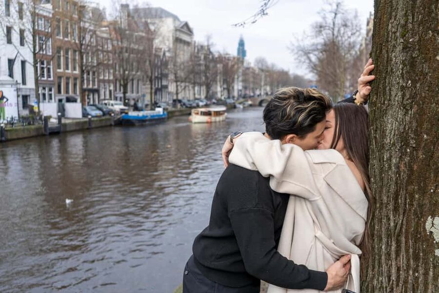 Romantic Photoshoot Experience for Couples in Amsterdam - How your photographer helps you look natural, not staged