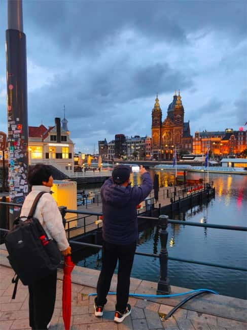 Skipping Lines & Sipping Beers: A History Tour of Amsterdam - Canal Streets and Hidden Stops: How the Guide Turns Walking Into History