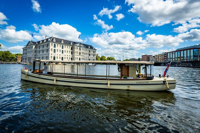 Small-Group Luxury Canal Cruise with Local Skipper - The famous and romantic bridge stop (and why it’s worth waiting for)