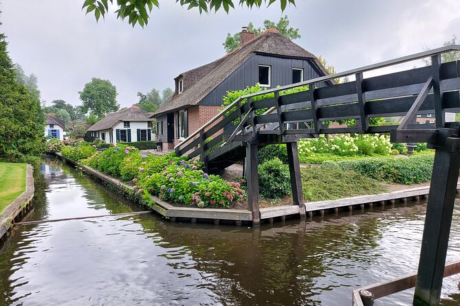 Small-Group Tour to Windmills & Giethoorn with boat tour - The guide makes the difference: Aku, clear audio, and practical details