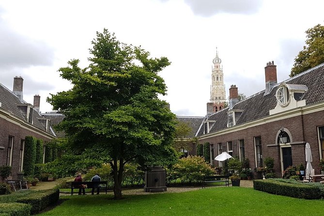 The rise of Haarlem: Culture, History, Art and Architecture Walking Tour - The buildings that connect eras: Town Hall, Grote Kerk, and the secret garden thread