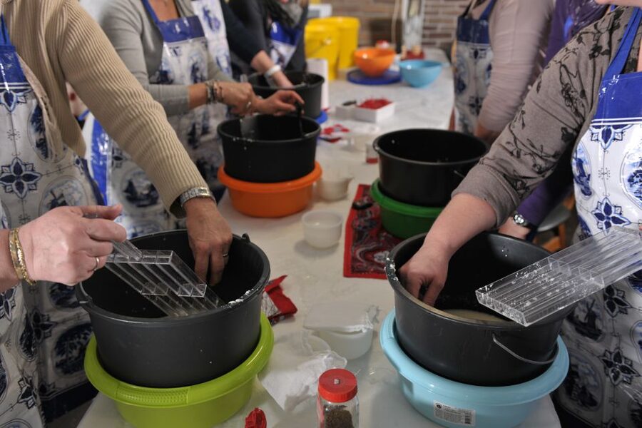 Volendam: 2.5-Hour Cheesemaking Workshop & Clog Making Tour - Milk, Mixing, Heating: How Your “Farmer’s Cheese” Comes Together