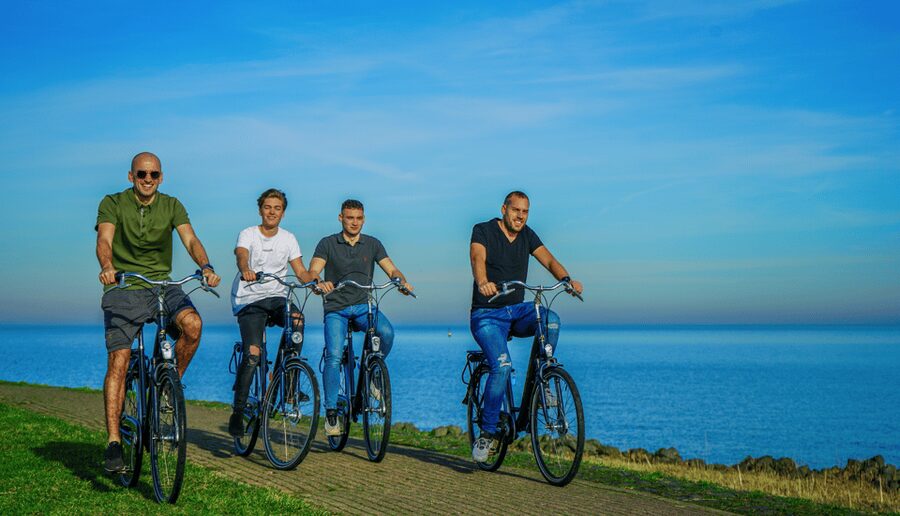 Volendam: Bike Rental including Highlights-Routes - Meeting at the harbor, under the dike