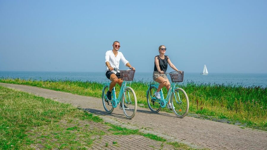 Volendam: Bike Rental including Highlights-Routes - The cheese farm stop: animals first, taste second