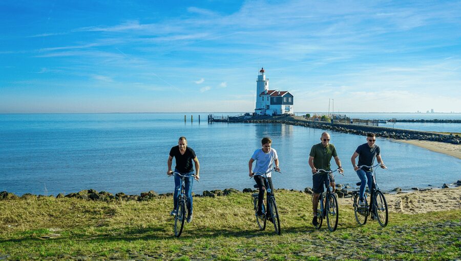 Volendam: Bike Rental including Highlights-Routes - Monnickendam: old streets, easy breaks