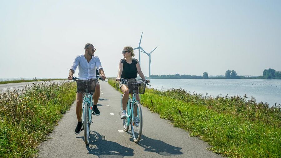 Volendam: Bike Rental including Highlights-Routes - Marken, the village on poles, with a lighthouse suggestion