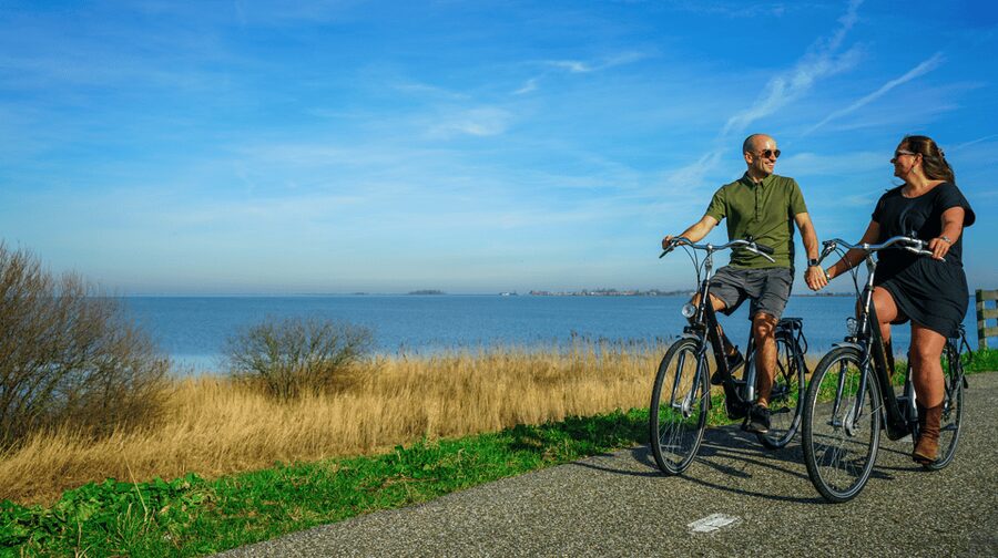 Volendam: E-Bike Rental including Highlights-Routes - The 10 km dike ride and lake sightlines that make the effort worth it