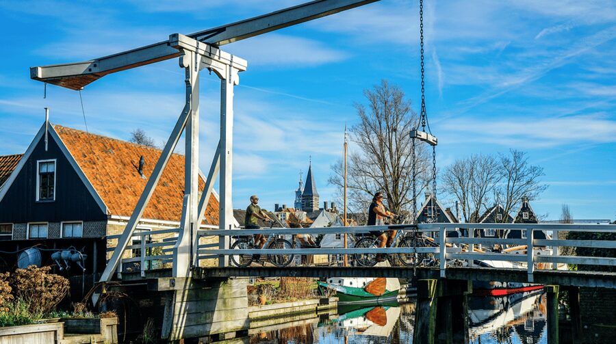 Volendam: E-Bike Rental including Highlights-Routes - The Gazelle e-bike setup: fast, comfortable, and built for this region