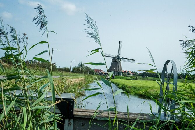 Volendam: E-bike rental with suggested countryside- and fisherman village route - Riding the Dutch Dikes and the Gouwzee Views