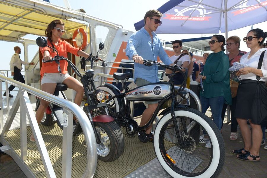 Volendam: E-Fatbike Rental - Monnickendam in About an Hour: Old Center Charm, Harbor Views, and Beer Brewery Time