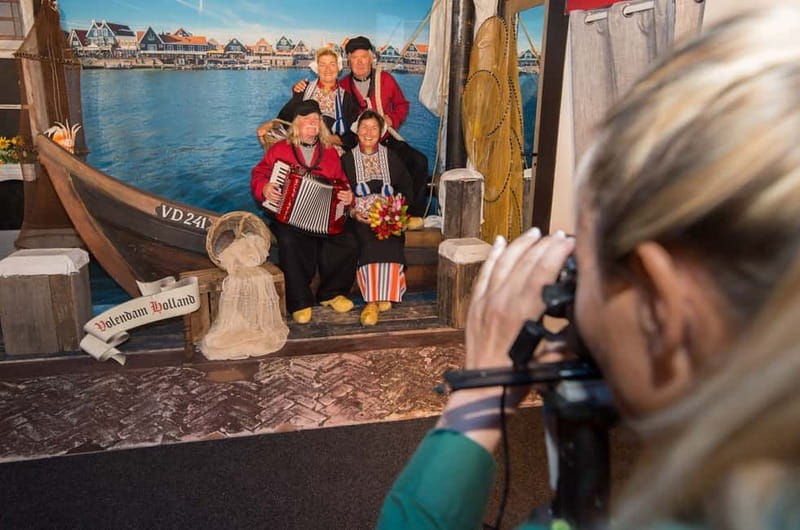 Volendam: Photo Opportunity in Traditional Dutch Costume - Volendam Costume Photo Session: What You Actually Do in 25 Minutes