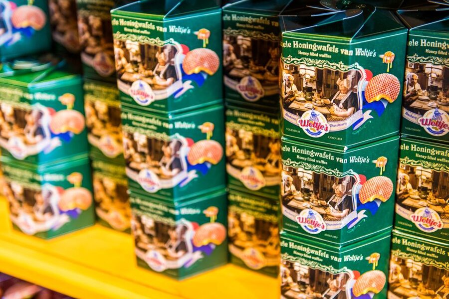 Volendam: Stroopwafel Experience with Tasting - Volendam on the dike: why the location matters before you even enter