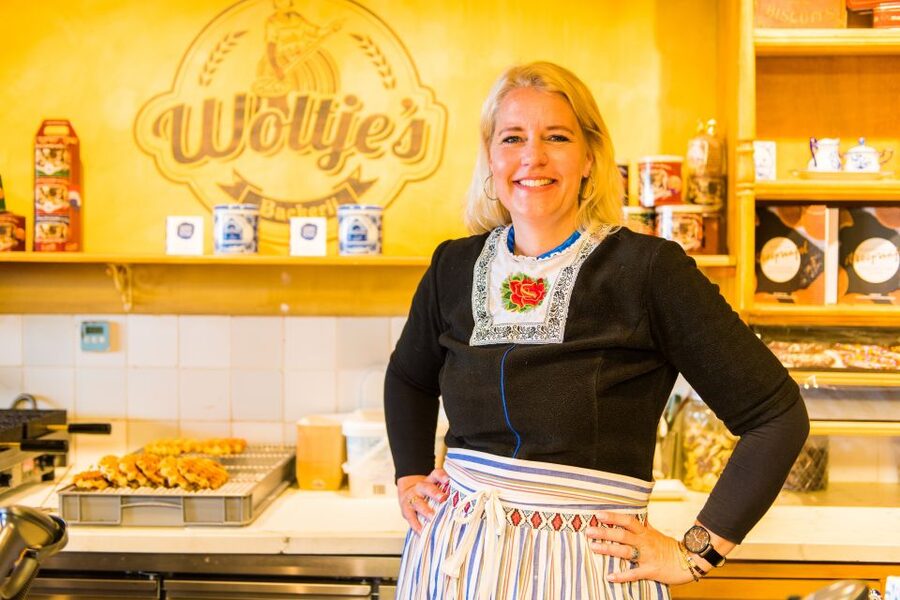 Volendam: Stroopwafel Experience with Tasting - The fixed-time downstairs demo: what you watch and why it feels special