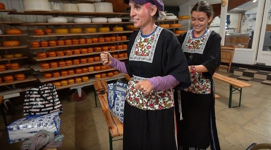 Volendam: Traditional Costume Photo with Cheese & Clog Tour - Dressing the part: the Volendam costume photo you can take home