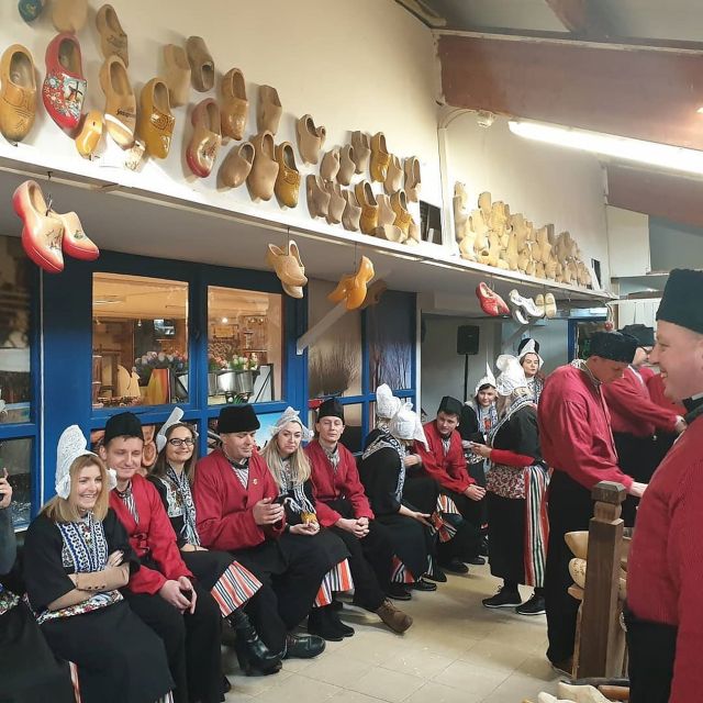Volendam: Traditional Costume Photo with Cheese & Clog Tour - The cheese part: how Gouda and Edam are explained in plain language