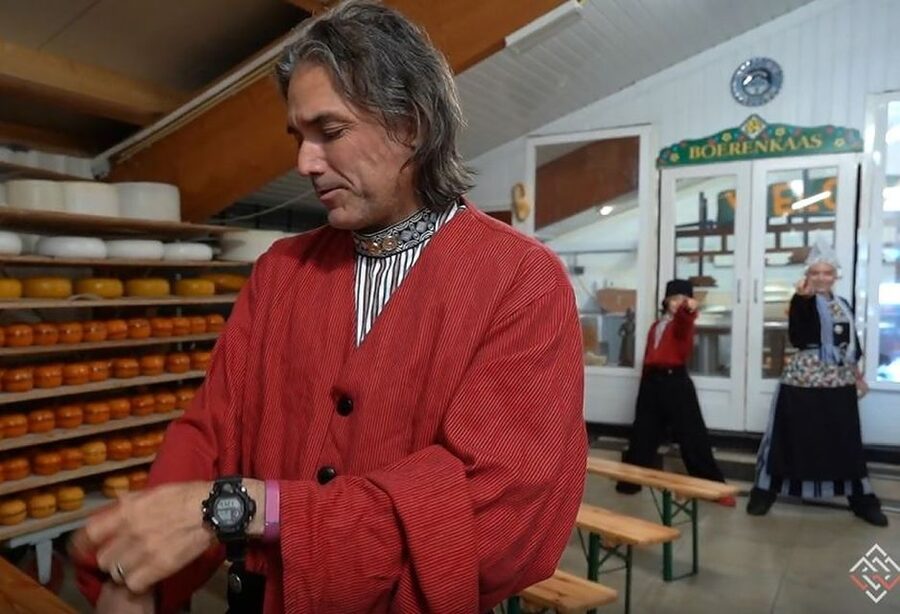 Volendam: Traditional Costume Photo with Cheese & Clog Tour - Clog factory viewing: seeing wood turn into footwear