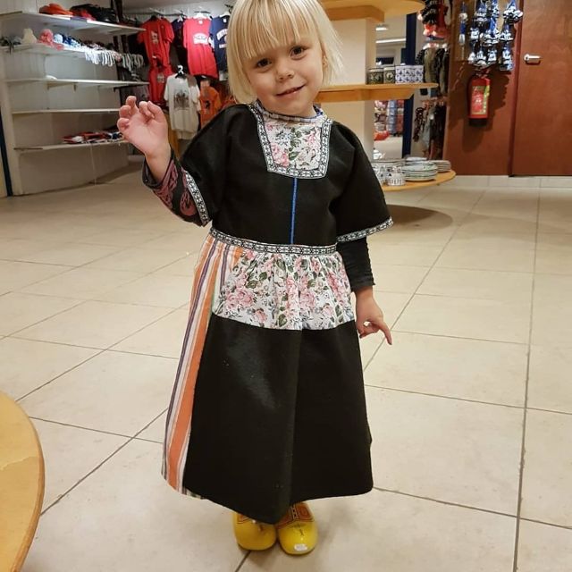 Volendam: Traditional Costume Photo with Cheese & Clog Tour - Price and value: why $11 can work better than you expect