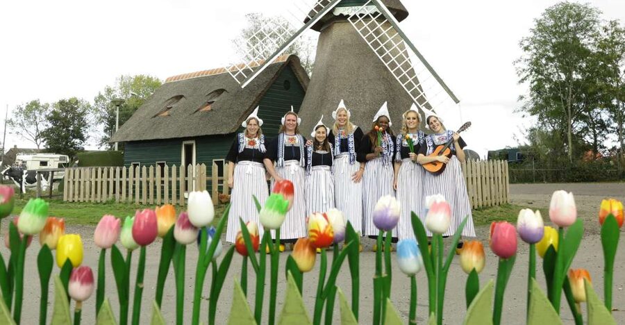 Volendam: Traditional Costume Photo with Cheese & Clog Tour - Languages and group style: private, but still flexible