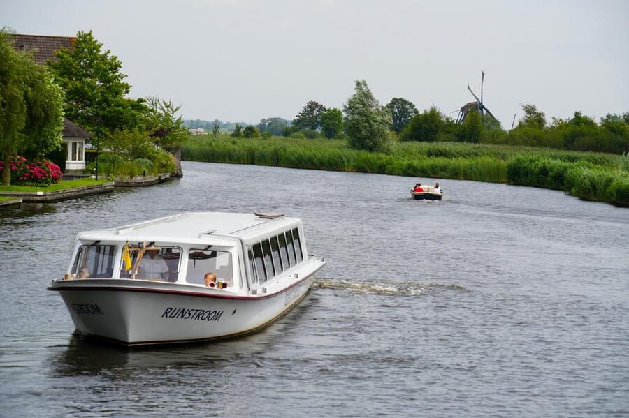 Warmond: Windmill Cruise and Keukenhof Entry Ticket - What the boat setup means for comfort and photos
