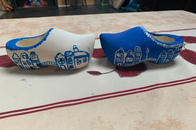 Wooden Shoes Painting Private Workshop in Simonehoeve - The wooden shoes painting workshop: your 14 cm souvenir