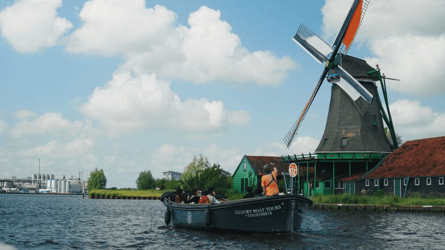 Zaanse Schans: Cruise UNESCO Windmills Village + Live Guide - One thing to watch before you go