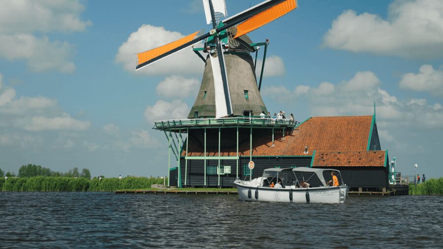 Zaanse Schans: Cruise UNESCO Windmills Village + Live Guide - Entering Zaanse Schans the smart way: by dock, not by crowd