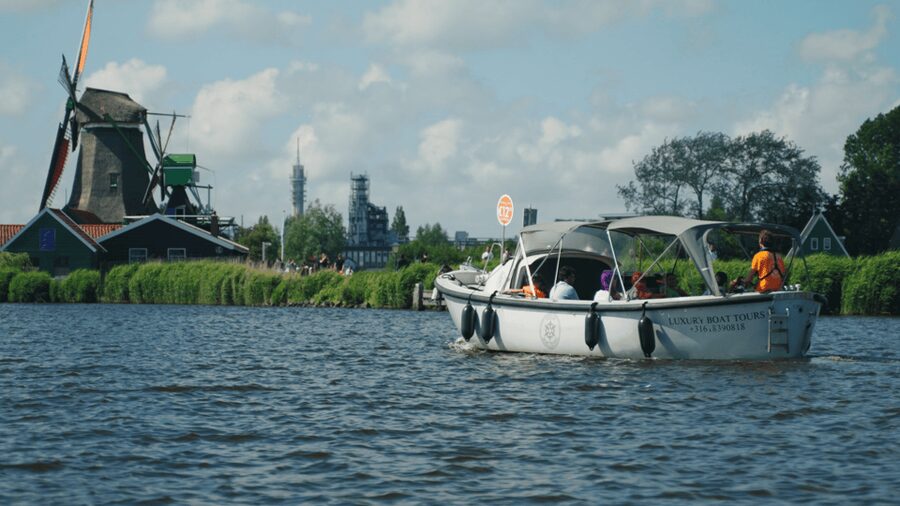 Zaanse Schans: Cruise UNESCO Windmills Village + Live Guide - Comfort and photos: you can actually get pictures
