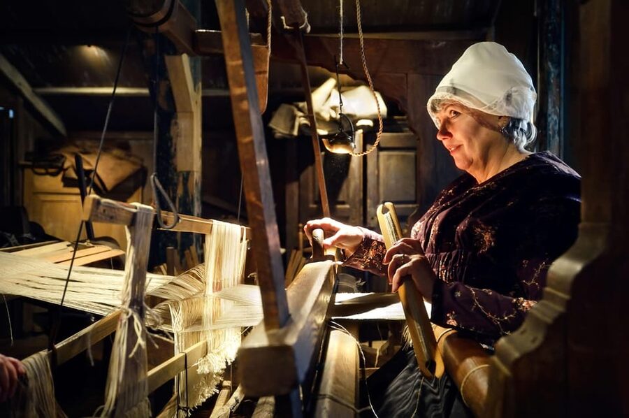Zaanse Schans: Windmill & Museum Entry Ticket w/ Audio Guide - Historic workshops and houses: what may be closed on your dates