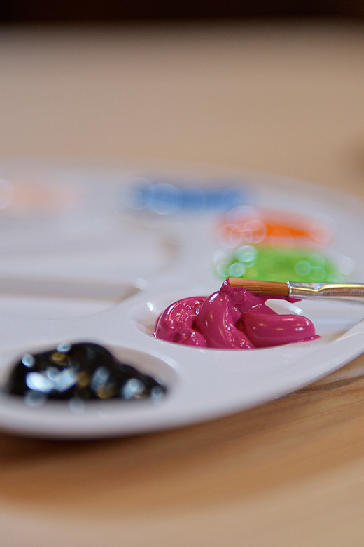 Zaanse Schans: Wooden Shoe Painting Workshop - Picking from three wooden shoe styles (and choosing your comfort level)